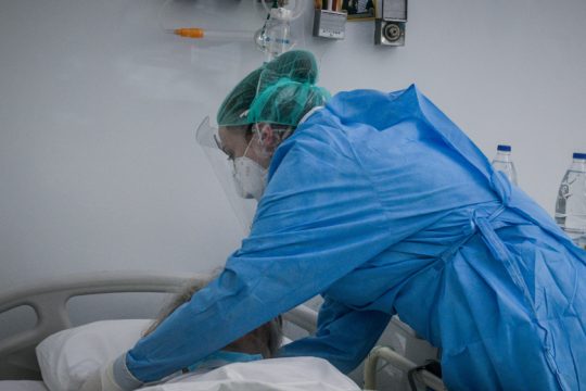 Κάτω από 500 οι διασωληνωμένοι, άλλοι 83 νεκροί