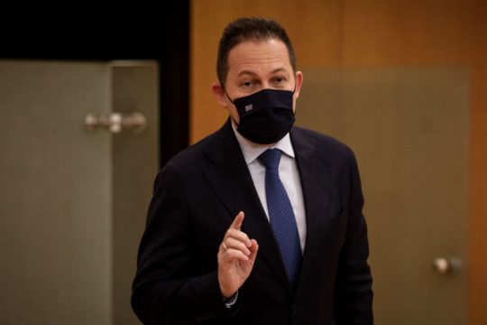 Απάντηση Πέτσα στον Τσίπρα για τους εμβολιασμούς σειράς υπουργών 