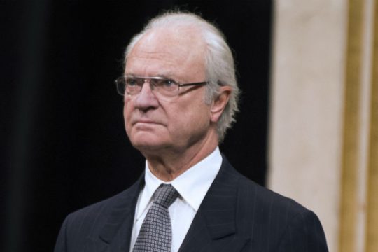 Παραδοχή αποτυχίας στη διαχείριση της πανδημίας από τον Σουηδό βασιλιά