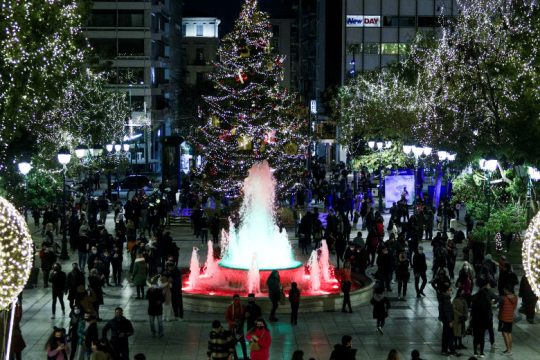 Αυξημένη κίνηση στο στολισμένο Σύνταγμα