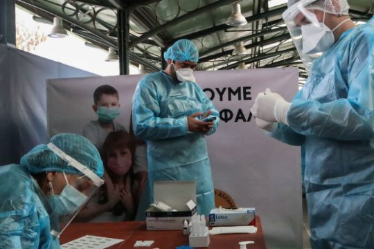 Τριψήφιος πάλι ο αριθμός των θανάτων από Covid-19