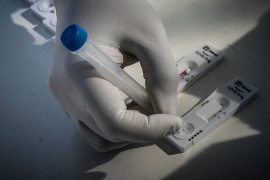 Ο Διεθνής Ερυθρός Σταυρός επιχορηγεί τεστ Covid-19