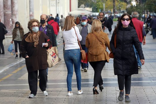 Στα 693 τα νέα κρούσματα, αλλά με τα μισά τεστ