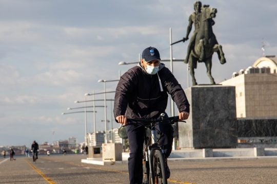 «Τριψήφια» η Θεσσαλονίκη, 39 νέες μολύνσεις στη Δυτική Αττική