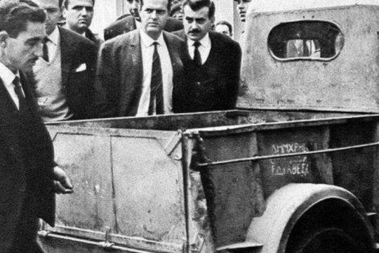 Τότε με τανκς και Γκοτζαμάνηδες… τώρα με ΜΜΕ και δημοσιογράφους