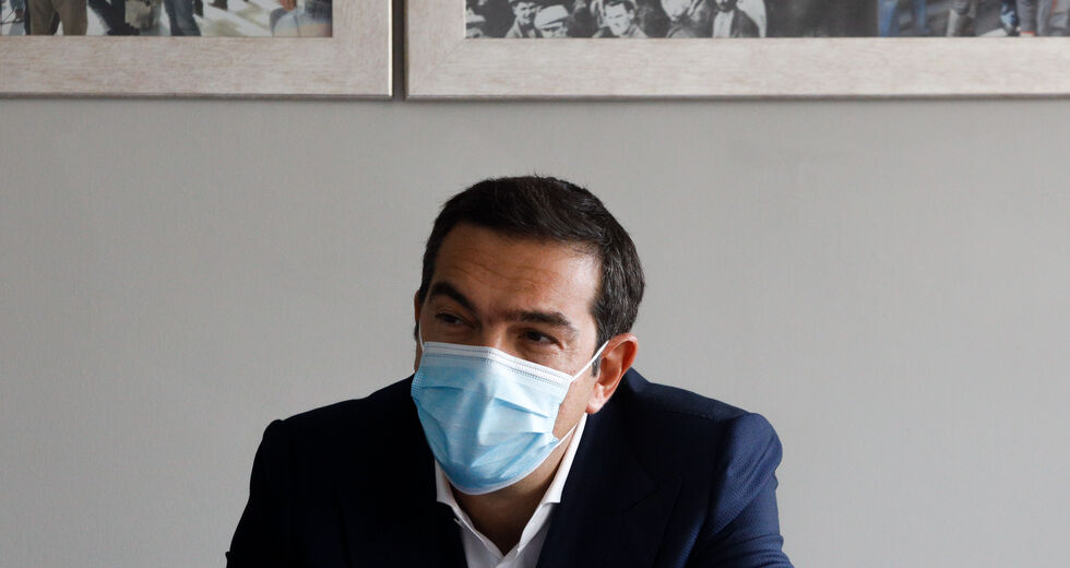 Αλ. Τσίπρας: Επιτελικό ρουσφέτι κι όχι συμβολική κίνηση οι εμβολιασμοί υπουργών