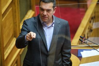 «Νομοθετούν σαν τον κλέφτη»