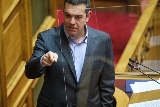 «Νομοθετούν σαν τον κλέφτη»