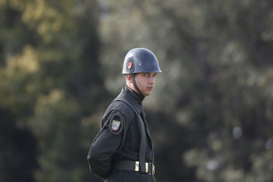 Εντάλματα σύλληψης για 82 νυν και πρώην στρατιωτικούς στην Τουρκία