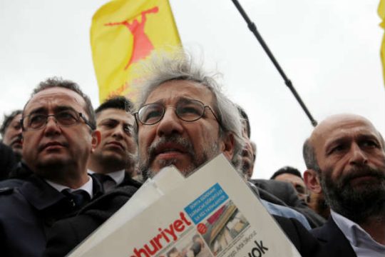 27,5 χρόνια κάθειρξη για τον εξόριστο Τούρκο δημοσιογράφο Τζαν Ντουντάρ