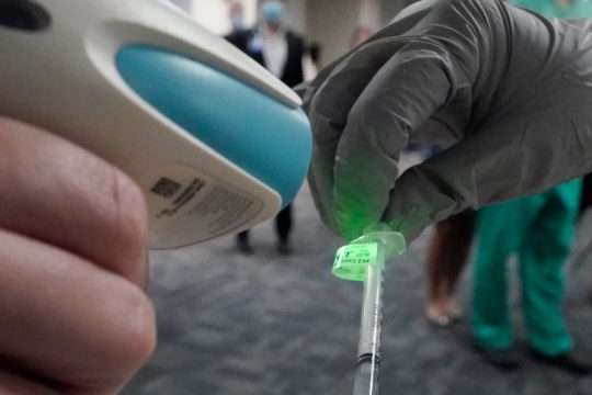 Υγειονομικός στις ΗΠΑ με σοβαρή αλλεργική αντίδραση στο εμβόλιο της Pfizer