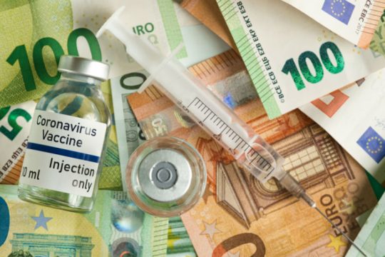 Covid-19: Στη «φόρα» κατά λάθος, οι μυστικές τιμές των εμβολίων της Ε.Ε.
