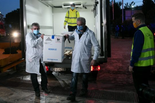 Αποκλειστικό: Τα Εμβόλια τα έφερε… ο Μίστερ Μπιν!