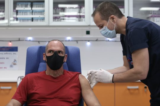 Με πυρά κατά της κυβέρνησης ο εμβολιασμός Βαρουφάκη