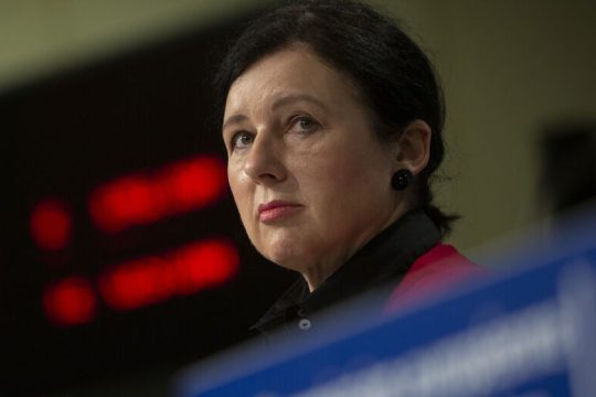 Η Κομισιόν «αδειάζει» κυβέρνηση και Στέλιο Πέτσα