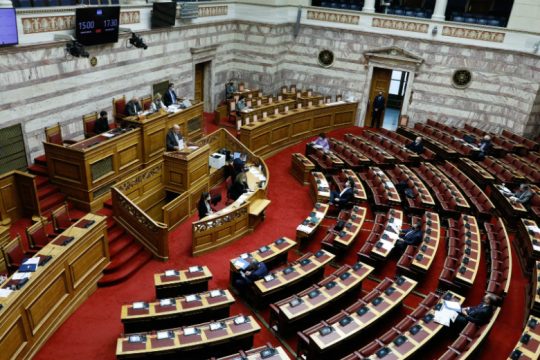 Τρίτη ημέρα σύγκρουσης για τον προϋπολογισμό [Live]