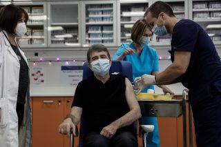 Εμβολιάστηκαν για να είναι ανέμελοι