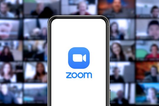Το Zoom προσφέρει δωρεάν όλες τις βιντεοσυνομιλίες του για τα Χριστούγεννα