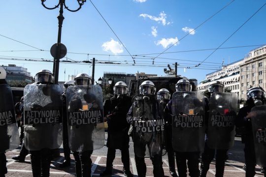 Αντιδημοκρατικά κυβερνητικά παιχνίδια με επιτροπές και απαγορεύσεις