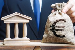 1,6 δισ. παίρνει, 1,5 δισ. δίνει…