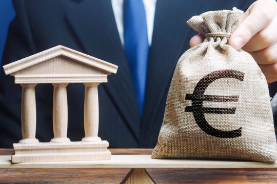 1,6 δισ. παίρνει, 1,5 δισ. δίνει…
