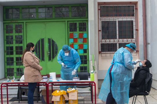 Η Θεσσαλονίκη φωνάζει: Ερχεται το τρίτο κύμα, πάρτε σωσίβιο!
