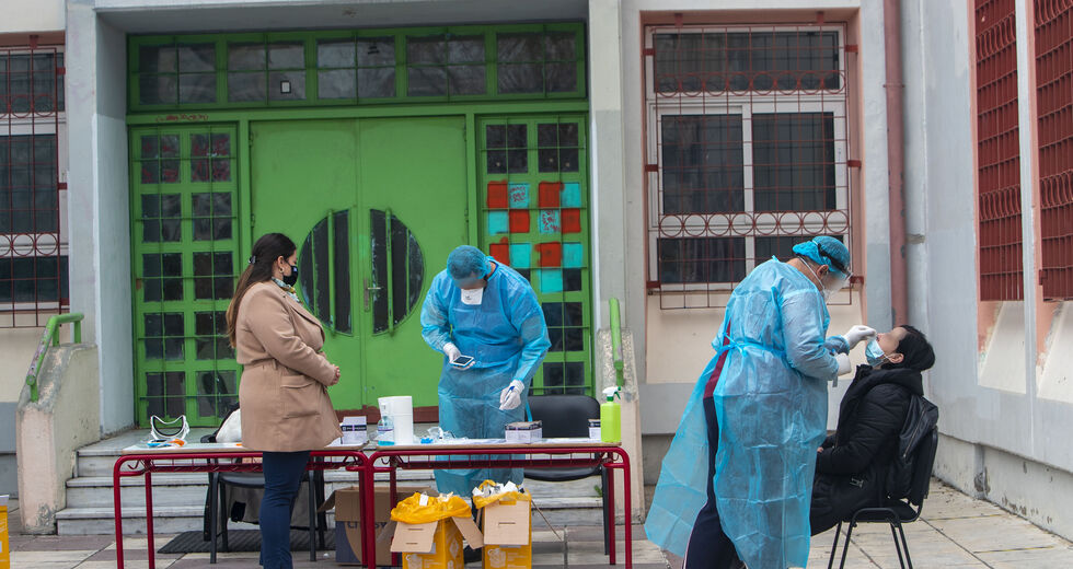 Η Θεσσαλονίκη φωνάζει: Ερχεται το τρίτο κύμα, πάρτε σωσίβιο!