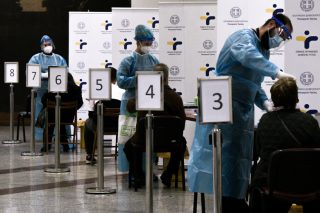Νομιμοποιούν με τροπολογία τη συλλογή προσωπικών δεδομένων από τον ΕΟΔΥ