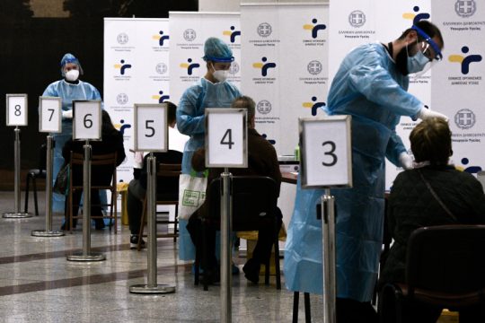 Νομιμοποιούν με τροπολογία τη συλλογή προσωπικών δεδομένων από τον ΕΟΔΥ