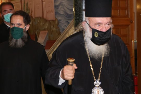 Προσπαθούν να μαζέψουν τα ασυμμάζευτα μετά τις δηλώσεις Ιερώνυμου για το Ισλάμ