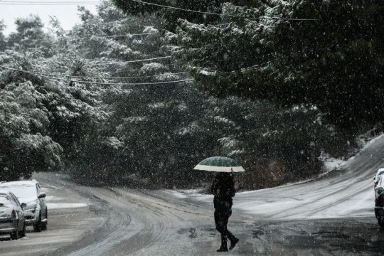 Προβλήματα στο οδικό δίκτυο έφερε ο «Λέανδρος», χιόνια και στην Αττική