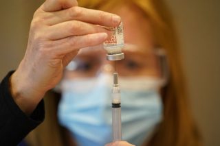 Οι ευπαθείς εμβολιάζονται με τα… αποφάγια των πολιτικών!