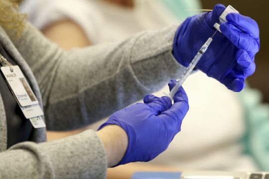 «Ομηρος» του ιού και της Pfizer η Ε.Ε.