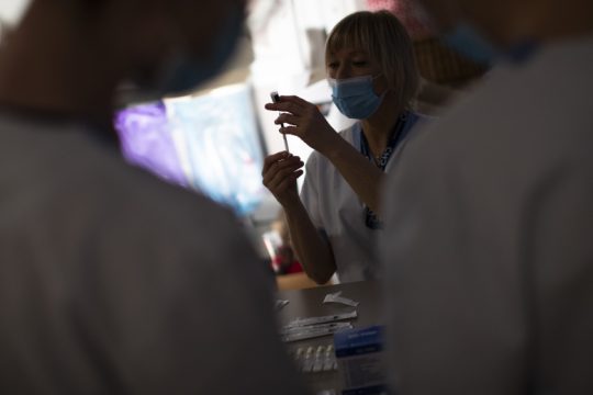 Οι δόσεις τελειώνουν, οι μεταλλάξεις καλπάζουν