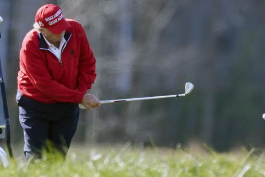 Η πανδημία που δεν αναγνώριζε ο Τραμπ μείωσε τα έσοδά του στο μισό