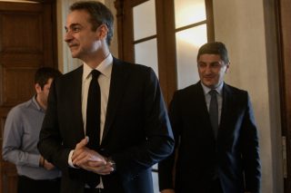 Πέφτουν κανονιές, αλλά η κυβέρνηση το ρίχνει στο ποδόσφαιρο
