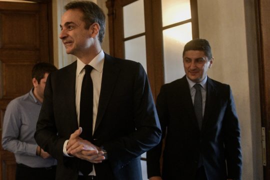 Πέφτουν κανονιές, αλλά η κυβέρνηση το ρίχνει στο ποδόσφαιρο