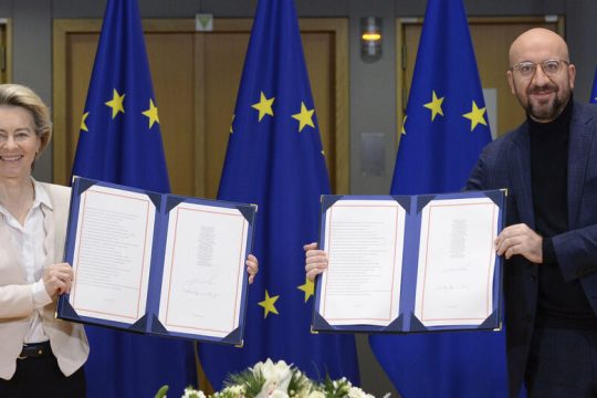Οι πατέντες για τα εμβόλια πάνω από την υγεία των Ευρωπαίων