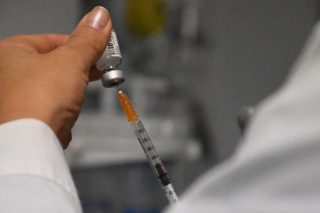 Εμβολιασμοί με… μπαϊπάς στο «Λαϊκό»