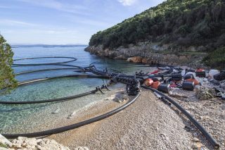 Εγκαταλελειμμένες ιχθυοκαλλιέργειες ρυπαίνουν τη Νότια Ιθάκη