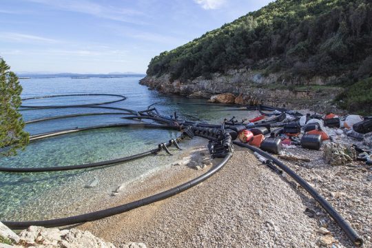 Εγκαταλελειμμένες ιχθυοκαλλιέργειες ρυπαίνουν τη Νότια Ιθάκη