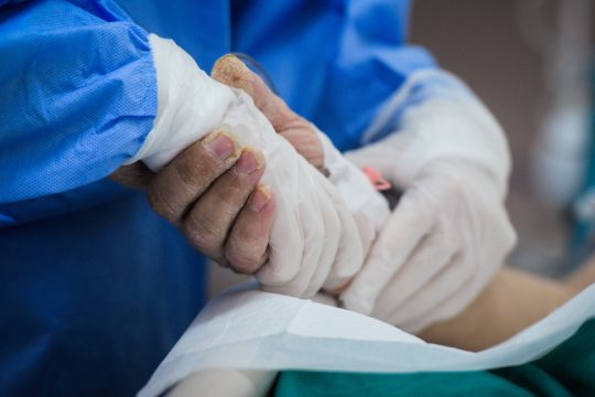 Τι κοινό έχουν μια μάσκα, η Θεία Κοινωνία, το εμβόλιο και ένα πάρτι;