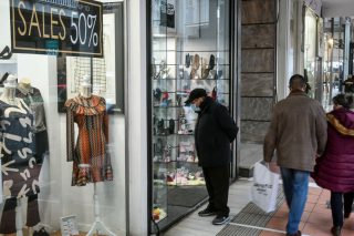 Με click in shop για ρούχα, παπούτσια και βιβλιοπωλεία