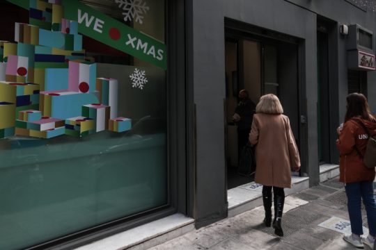 Τρομακτικές απώλειες τζίρου στον Πειραιά, παρά το click away
