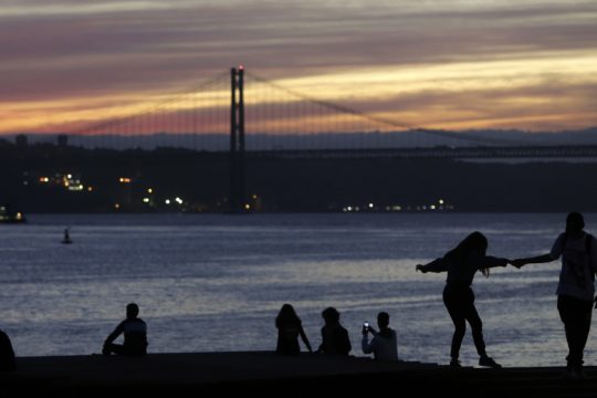 «Σκιώδεις ταυτότητες», «παράλογες πεποιθήσεις» και… «παντόφλα»!