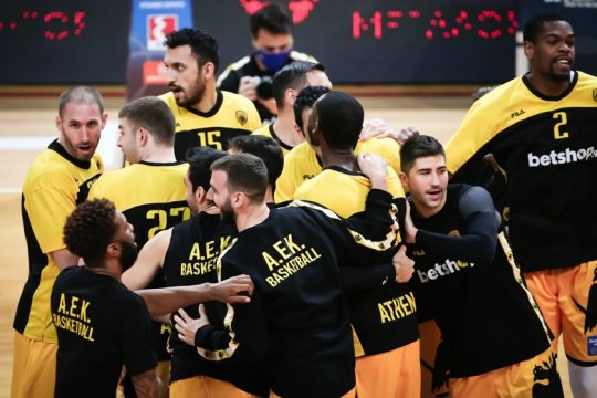 «Γκαζώνουν» οι μνηστήρες της τετράδας