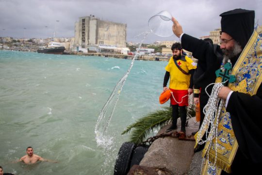 Θεοφάνεια με ανοιχτές εκκλησίες και παρουσία πιστών