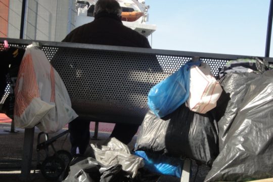 Νίκος Μπελαβίλας και «Πειραιάς για Όλους» τους άστεγους στο λιμάνι του Πειραιά