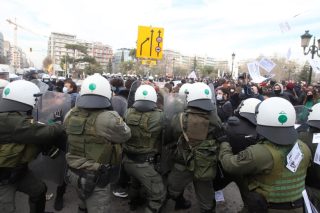 Προσοχή! Προσοχή! Κάμερες, drones, βία και προληπτική λογοκρισία