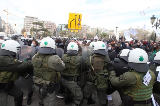 Προσοχή! Προσοχή! Κάμερες, drones, βία και προληπτική λογοκρισία